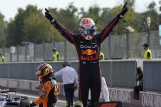 Max Verstappen n'a pas tremblé pour lever les bras sur le célèbre circuit italien. KEYSTONE/AP/Luca Bruno